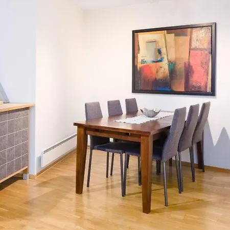 Appartement Spacious, Modern Apt, Central Location, Sleeps 7 *