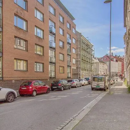Leilighet Spacious, Modern Apt, Central Location, Sleeps 7 *