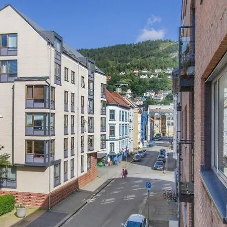 Spacious, Modern Apt, Central Location, Sleeps 7 Appartement
