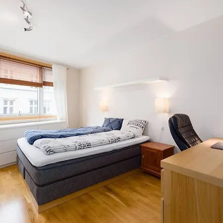 Spacious, Modern Apt, Central Location, Sleeps 7 Leilighet