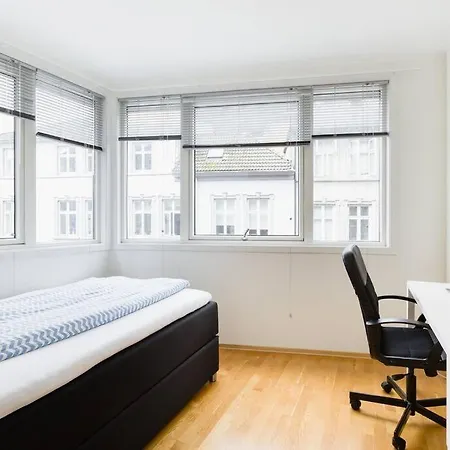Leilighet Spacious, Modern Apt, Central Location, Sleeps 7 *
